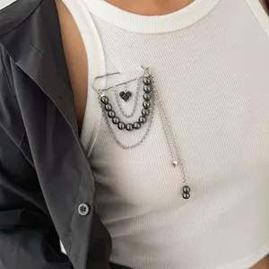 Broche épingle à nourrice argentée avec plusieurs chaînes et pendentif en forme de cœur noir
