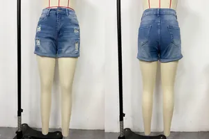 Veduta dettagliata del fronte e del retro di pantaloncini di jeans blu su un manichino.