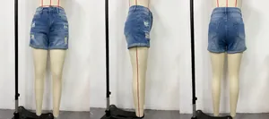 Viste frontale, laterale e posteriore di pantaloncini di jeans strappati da donna