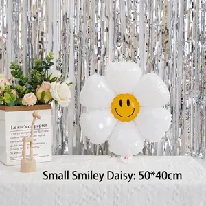 Vue détaillée d'un petit ballon marguerite blanc avec un visage souriant pour la fête