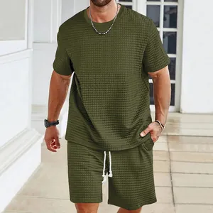 Ανδρικό casual σετ σε λαδί χρώμα με ανάγλυφη υφή βάφλας, μπλουζάκι και σορτς.