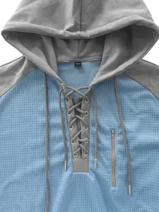 Gros plan du sweat à capuche en maille gaufrée pour hommes avec cordon de serrage.