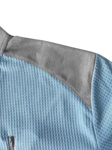 Détail d'un sweat-shirt pour homme en maille gaufrée avec empiècement gris et fermeture éclair