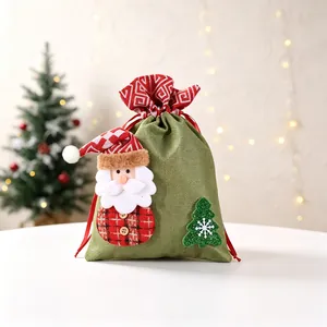 Détail d'un sac cadeau de Noël festif en toile de jute décoré d'un motif de Père Noël