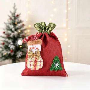 Sac-cadeau de Noël festif en toile de jute rouge avec applique bonhomme de neige.