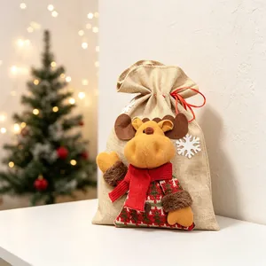 Gros plan d'un sac cadeau de Noël en toile de jute avec un joli personnage d'élan
