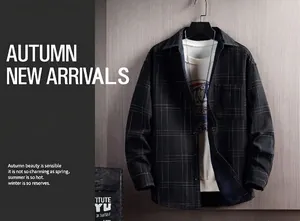 Détail d'une chemise à carreaux pour hommes avec un t-shirt blanc à motif graphique