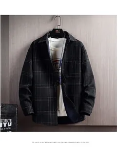 Vue de face détaillée d'une chemise en flanelle à carreaux noirs pour hommes sur bois