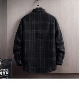 Vue arrière détaillée d'une chemise décontractée à carreaux noir et blanc pour hommes