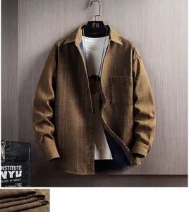 Chemise décontractée à manches longues à carreaux marron sur un t-shirt blanc pour homme.