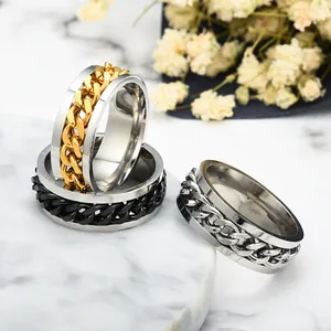 Vista detallada de anillos giratorios para hombre de acero de titanio con cadena de eslabones.