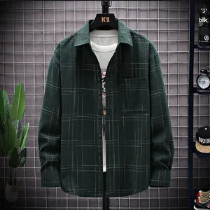 Chemise décontractée à manches longues pour hommes, à carreaux verts et coupe ample.