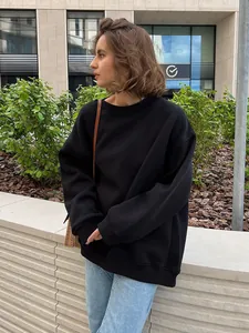 Women's oversize black crewneck sweatshirt with polar fleece lining, street style look