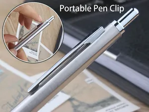 Detailansicht eines silbernen Metalldruckbleistifts mit einem tragbaren Stiftclip.