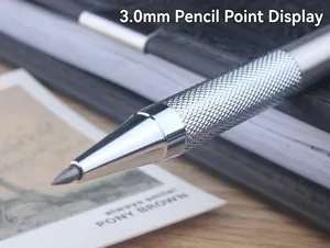 Makro-Detail einer professionellen 3,0-mm-Metall-Druckbleistiftspitze mit gerändeltem Griff
