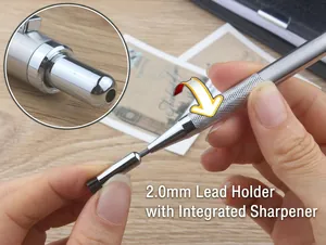 Nahaufnahme des integrierten 2.0mm Bleianspitzers in der Kappe des Metalldruckbleistifts