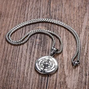 Gros plan détaillé du pendentif boussole viking en acier inoxydable et de sa chaîne