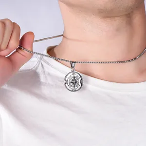 Collier avec pendentif boussole en acier inoxydable pour homme porté par un mannequin
