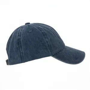 Seitenansicht einer gewaschenen dunkelblauen Baseballkappe aus Denim mit weicher Krone