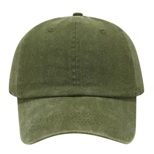 Frontansicht einer gewaschenen armee-grünen Baumwoll-Basecap mit Distressed-Finish.