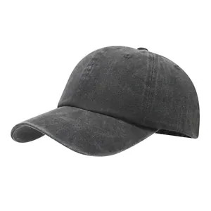 Detailansicht der gewaschenen dunkelgrauen Baseballkappe mit Distressed-Vintage-Textur.