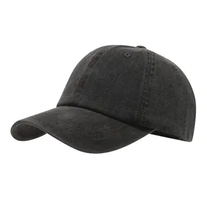 Detailaufnahme einer gewaschenen schwarzen Baumwoll-Baseballkappe mit Distressed-Textur