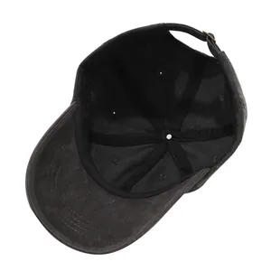 Innenansicht einer gewaschenen schwarzen Baseballkappe mit Krone und verstellbarem Riemen