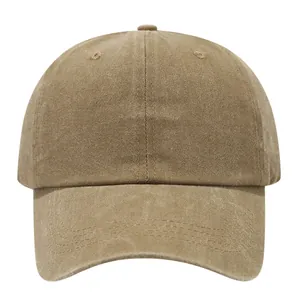 Detailansicht einer verwaschenen Baumwoll-Basecap in der Farbe Khaki-Braun.