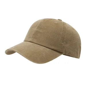 Detailansicht einer verwaschenen braunen Baumwoll-Baseballkappe mit Vintage-Struktur