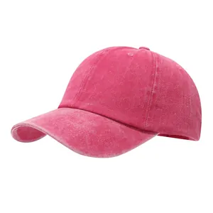 Nahaufnahme einer gewaschenen fuchsiafarbenen Baumwoll-Baseballkappe im Vintage-Stil
