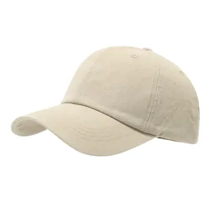 Detailansicht einer gewaschenen khakifarbenen Baumwoll-Baseballkappe mit weichem Oberteil