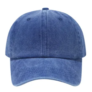 Detailansicht einer blau gewaschenen Denim-Baseballkappe mit Vintage-Used-Look-Textur.