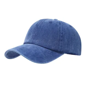 Detailansicht einer gewaschenen blauen Denim-Baseballkappe mit einer Distressed-Vintage-Textur