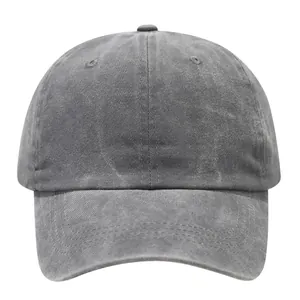 Detailansicht einer grau gewaschenen Baumwoll-Basecap mit cooler Distressed-Textur
