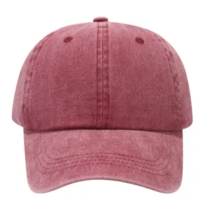 Vorderansicht einer gewaschenen weinroten Baseballkappe im modischen Distressed-Look