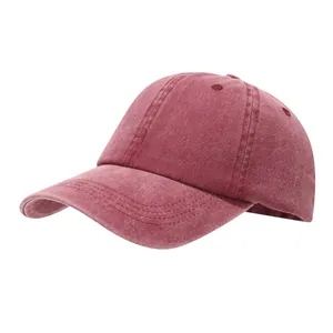 Seitenansicht einer gewaschenen weinroten Baumwoll-Baseballkappe mit Vintage-Effekt.
