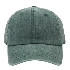 Vorderansicht einer gewaschenen dunkelgrünen Baseballkappe mit Vintage-Textur.