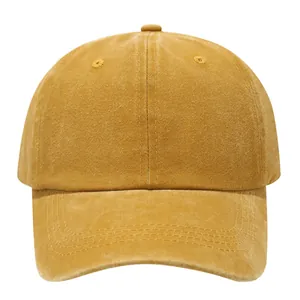 Detailansicht der senfgelben gewaschenen Baumwoll-Baseballkappe mit Distressed-Textur