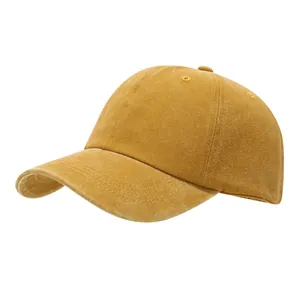 Detailansicht einer senfgelben, gewaschenen Baumwoll-Basecap mit Distressed-Finish