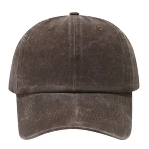 Vorderansicht einer gewaschenen braunen Baumwoll-Baseballkappe im Vintage-Look.
