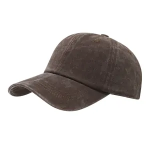 Detailansicht der Distressed-Textur dieser gewaschenen braunen Baumwoll-Baseballkappe