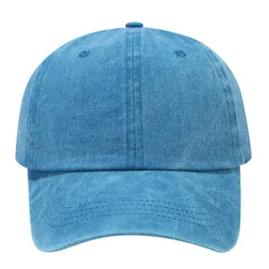 Detailansicht einer blau gewaschenen Jeans-Baseballkappe mit weichem Oberteil und Schirm