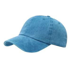 Detailansicht einer hellblauen gewaschenen Denim-Baseballkappe mit weichem Oberteil