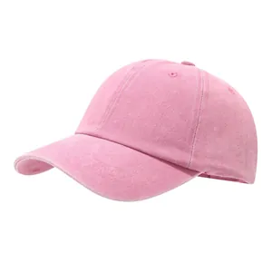 Detailansicht einer rosa gewaschenen Baumwoll-Basecap mit weichem Oberflächendesign