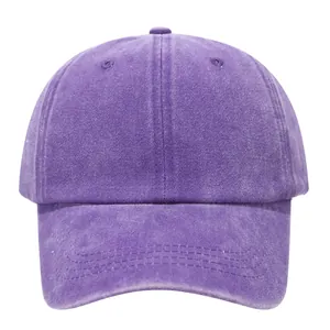 Nahaufnahme einer klassischen lila gewaschenen Denim-Baseballkappe mit weichem Stoff.