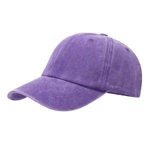 Detailansicht einer gewaschenen lila Baseballkappe aus atmungsaktivem Baumwollcanvas.