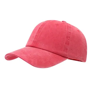 Detailansicht der vintage gewaschenen roten Baumwolle einer weichen Baseballkappe.