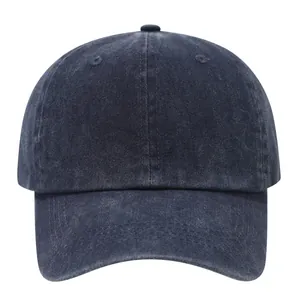 Detailansicht einer verwaschenen, dunkelblauen Soft-Top-Baseballkappe im Vintage-Stil
