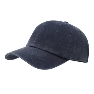 Detailansicht einer dunkelblauen, gewaschenen Baumwoll-Baseballkappe im Vintage-Stil.