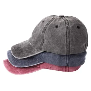 Set aus gewaschenen Baumwoll-Baseballkappen in Grau, Blau und Rot im Vintage-Stil
